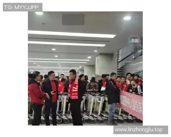 球员赛后感谢粉丝热情接机，机场变“球迷海”